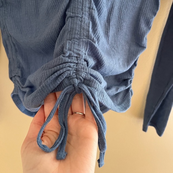 🔹NO COMMENT: Junior girl size M, blue long sleeve, scrunched top w/tie, v-neck. - Picture 6 of 7